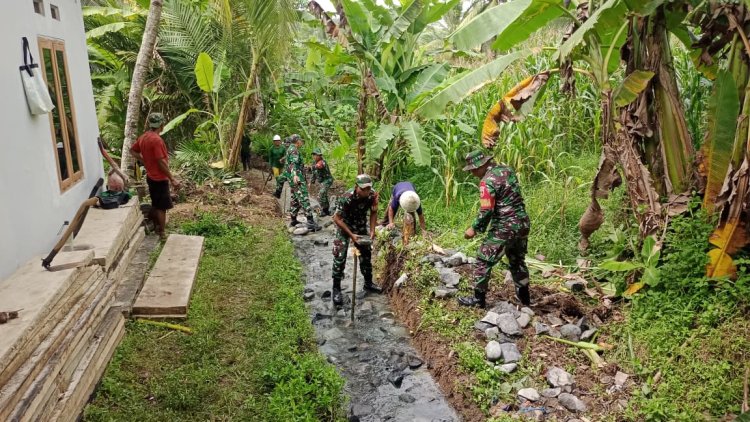 Babinsa Koramil 14/Madukara Bantu Warga Bangun Saluran Irigasi