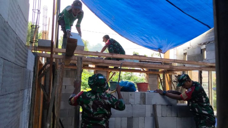 Koramil 16/Pejawaran Bersama Masyarakat Kerja Bakti Pembangunan RTLH