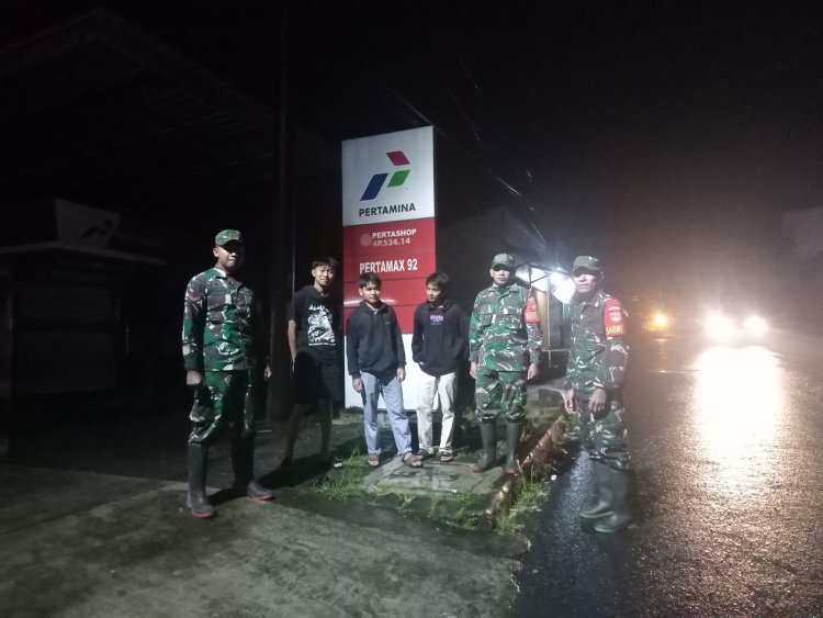 BABINSA KORAMIL 18/PAGENTAN LAKSANAKAN PATROLI MALAM GUNA MEMASTIKAN KEAMANAN WILAYAH