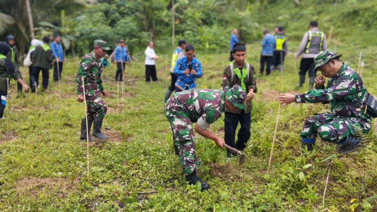 Koramil 10 Bawang dan Elemen Masyarakat Hijaukan Hutan Kebondalem