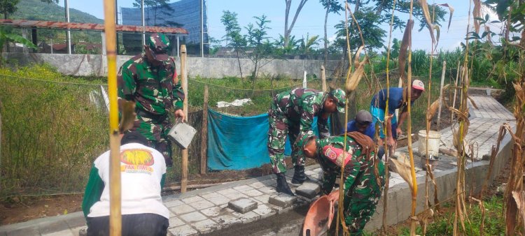 Danramil 06/Kalibening dan Warga Membuat Jalan Usaha Tani (JUT)