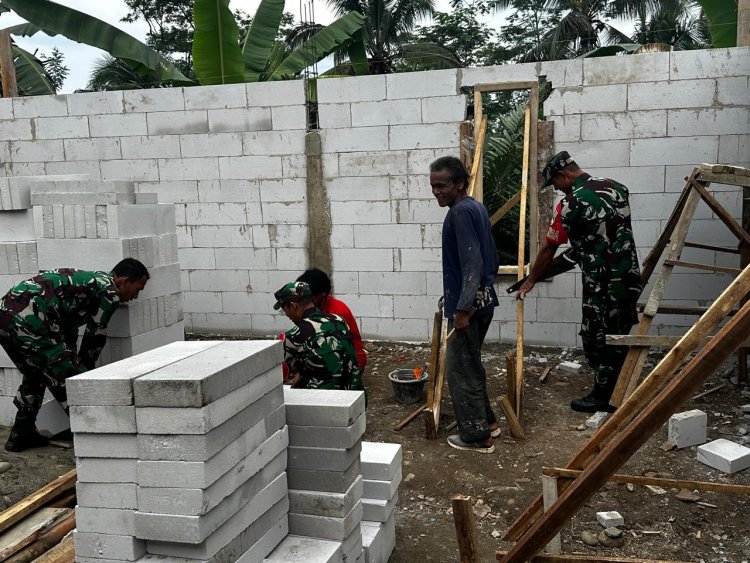 Babinsa Koramil 13 Banjarmangu Bantu Warga Bangun RTLH
