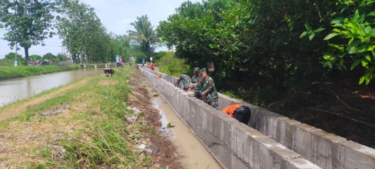 Babinsa Bersama Kelompok Tani Perbaikan Saluran Irigasi