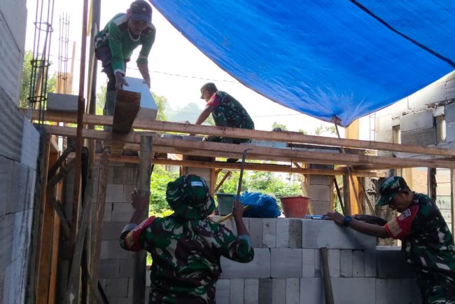 Babinsa Koramil 16 Pejawaran Bersama Masyarakat Kerja Bakti Pembangunan RTLH