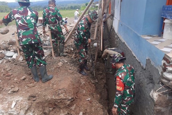 Gorong-gorong Jalan Usaha Tani Amblas, Koramil 03 Wanadadi Turun Tangan