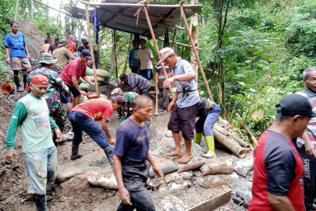 Semangat Membangun Desa Babinsa Melaksanakan Kerja Bakti Pembangunan Jembatan