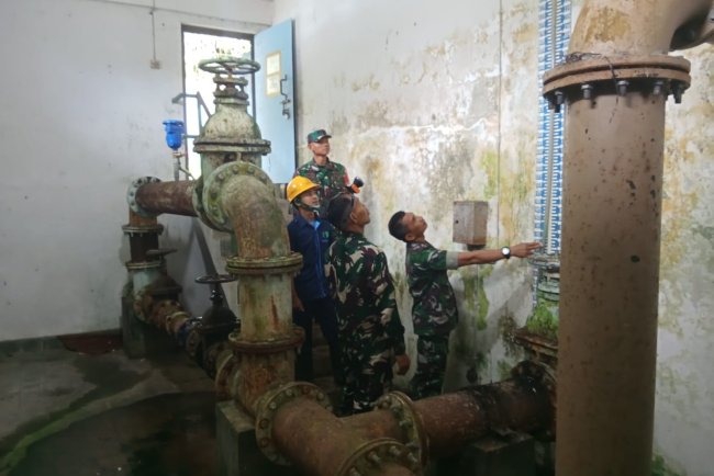 Pastikan Penyaluran Air Bersih Terpenuhi Babinsa Sambangi Kantor Pdam