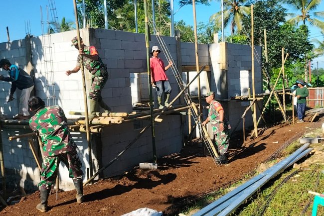 Koramil 11 Punggelan Gotong royong Bangun RTLH