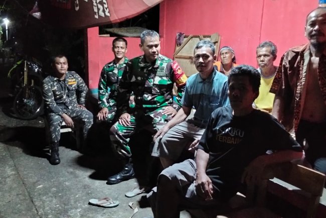 Sambang Pos Kamling, Babinsa kolaborasi dengan Ormas melaksanakan patroli