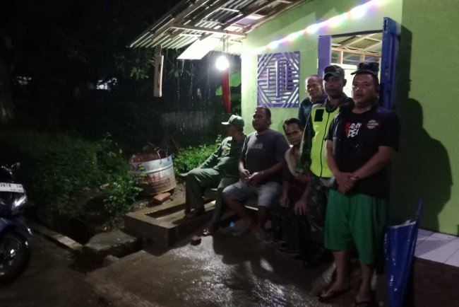 Babinsa Bersama  sat Linmas Tingkatkan Patroli Keamanan dan Pengecekan Poskamling