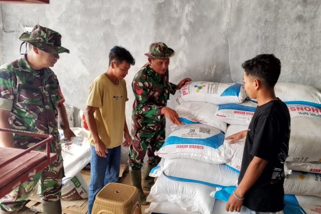 Babinsa Cek Stok Pupuk Di Kios Ahza Tani Grup Desa Karanggondang