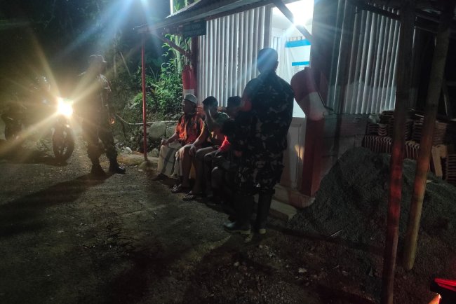 Anggota Koramil 11 Punggelan patroli malam