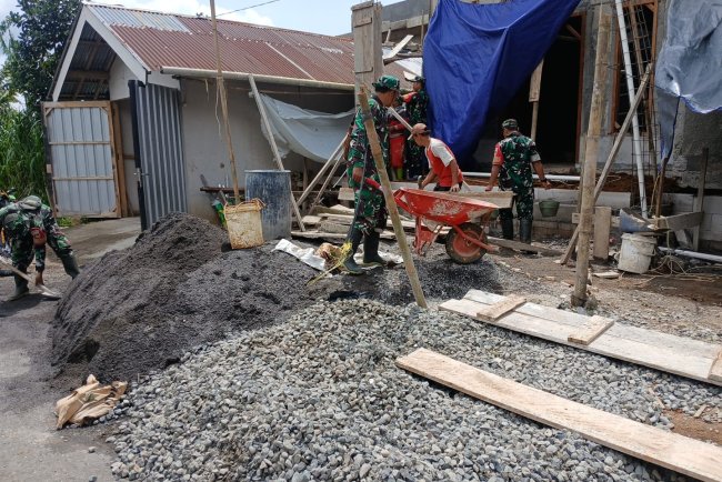 Danramil Kalibening Kerahkan Anggota Bantu Bedah Rumah RTLH Bapak Samidi