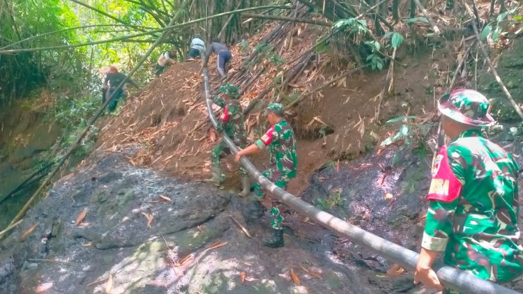 Babinsa Bendungan Bantu Pemasangan Pipa Saluran Air untuk Pengairan Sawah