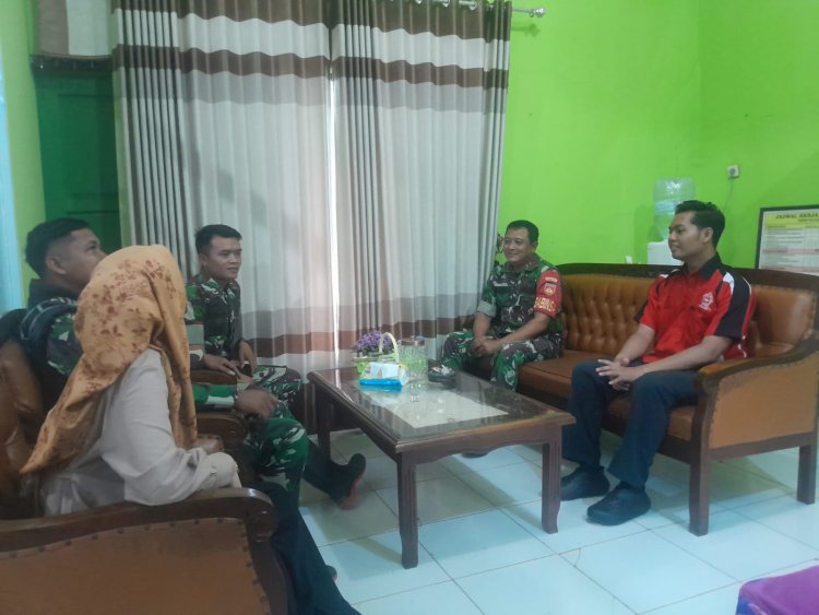 Babinsa Melaksanakan Komsos Dengan Guru Pembina