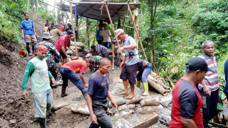 Semangat Membangun Desa Babinsa Melaksanakan Kerja Bakti Pembangunan Jembatan