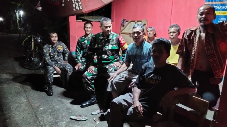 Sambang Pos Kamling, Babinsa kolaborasi dengan Ormas melaksanakan patroli