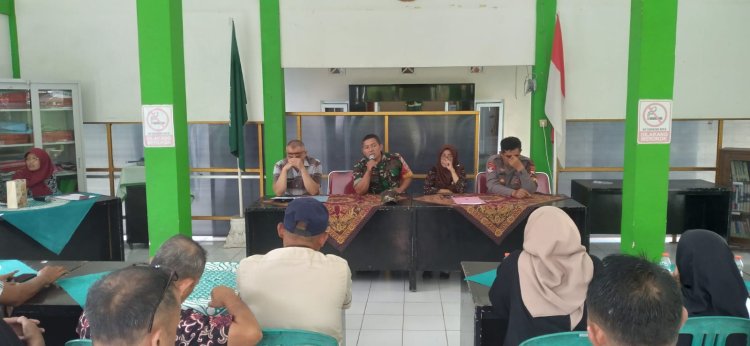 Hadiri Pertemuan RT,Babinsa Sosialisasi Rekruitmen TNI