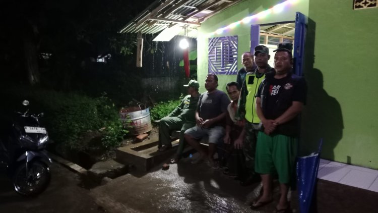 Babinsa Bersama  sat Linmas Tingkatkan Patroli Keamanan dan Pengecekan Poskamling