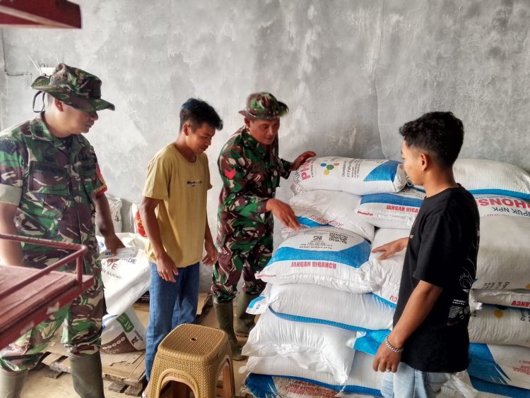 Babinsa Cek Stok Pupuk Di Kios Ahza Tani Grup Desa Karanggondang