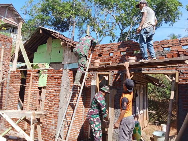 Koramil 08 Purwanegara bersama warga bergotong royong melaksanakan rehab Rumah