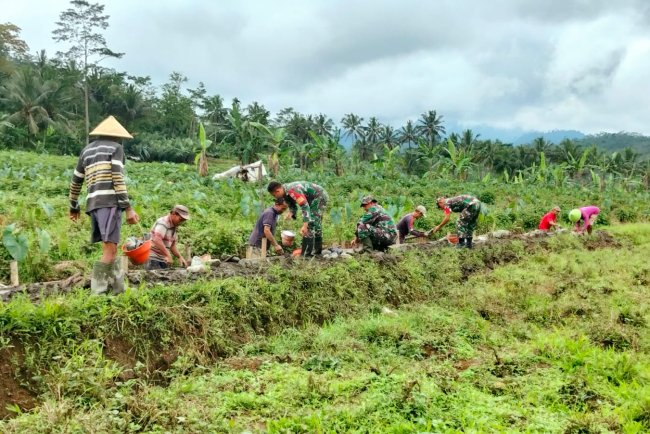 Koramil 11 Punggelan Bersama Warga Membangun Irigasi