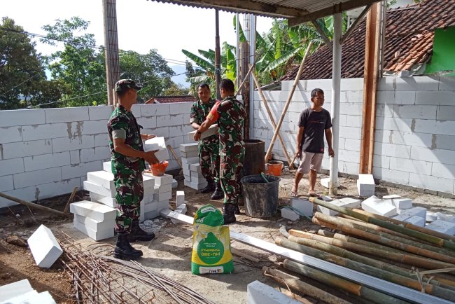 Program Unggulan KASAD Babinsa Koramil 13 Banjarmangu Bantu Warga Bangun RTLH