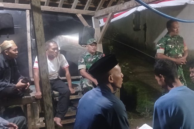 Babinsa Laksanakan Pos Kamling dan Patroli Bersama Masyarakat