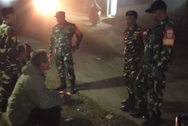 Laksanakan Patroli Malam Di Wilayah Bersama Ormas Dan Masyarakat