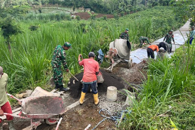 Gotong Royong Koramil 17 Wanayasa Melaksanakan Kerja Bhakti