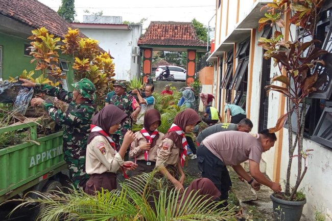 Koramil 01 Banjarnegara Ajak Unsur Sekitar Untuk Peduli Kebersihan Lingkungan