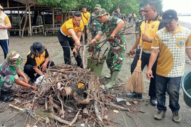 Jaga Kelestarian Lingkungan Kodim 0713 Brebes Bersihkan Pantai bersama Stakeholder