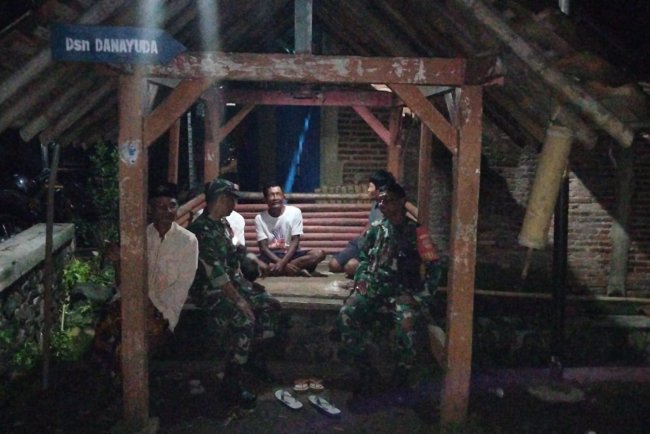 Babinsa Koramil Susukan Patroli Siskamling Cegah Gangguan Kamtibmas