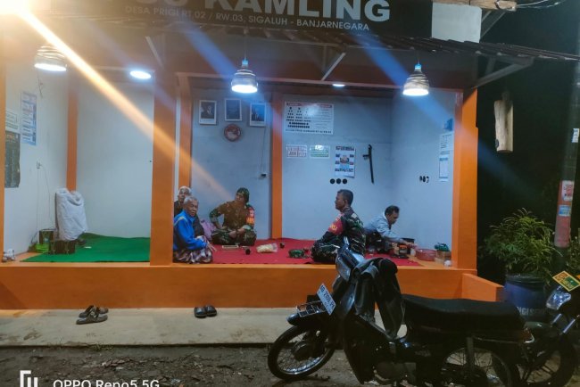 Anggota Koramil 12 Sigaluh Patroli Siskamling Bersama Warga