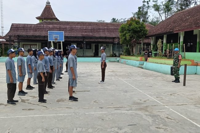Babinsa memberikan materi Latihan Dasar Kepemimpinan di SMP Negeri 2 Punggelan