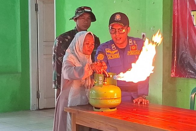 Ibu-Ibu PKK Desa Cikuya Dilatih Sigap Hadapi Kebakaran