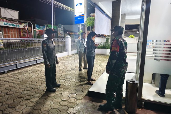 Babinsa Dan Linmas Melaksanakan Patroli Malam Jaga Rasa Aman Di Wilayah Kecamatan Rakit