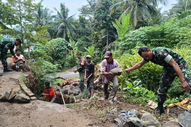 Koramil 11 Punggelan bersama Warga Kerja Bakti Bangun Saluran Air