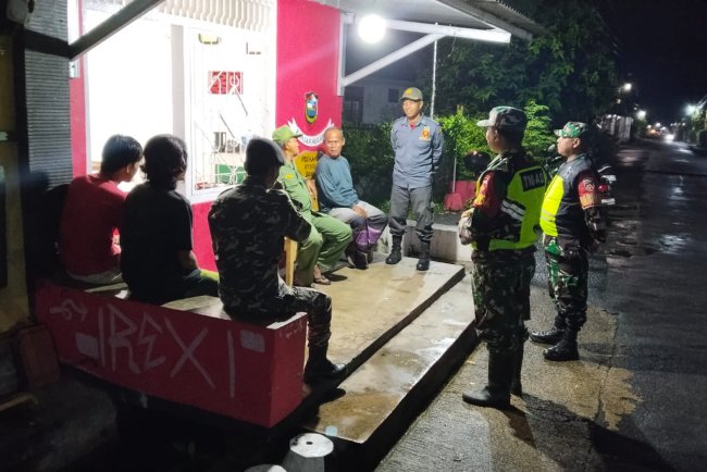 Babinsa Bersama  sat Linmas Patroli Keamanan dan Pengecekan Poskamling