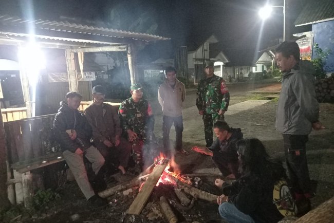 Babinsa Melaksanakan Patroli Siskamling Bersama Linmas Dan Warga