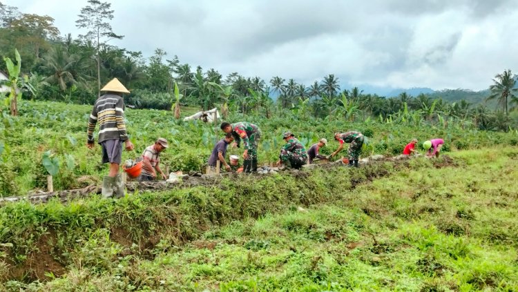 Koramil 11 Punggelan Bersama Warga Membangun Irigasi