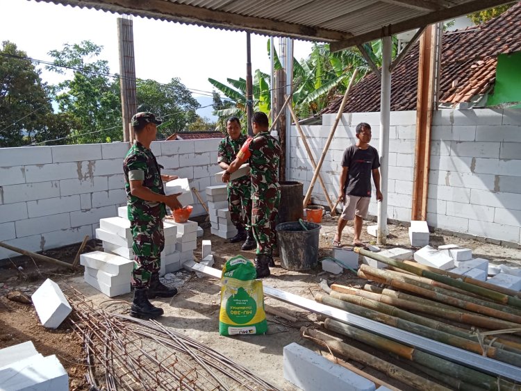 Program Unggulan KASAD Babinsa Koramil 13 Banjarmangu Bantu Warga Bangun RTLH