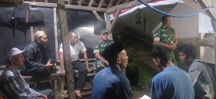 Babinsa Laksanakan Pos Kamling dan Patroli Bersama Masyarakat