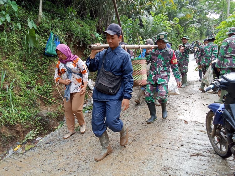 TNI dan Warga Bangun Jembatan Garuda di Punggelan