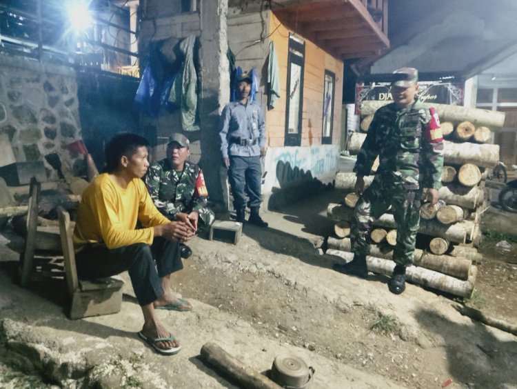 Jaga Keamanan Lingkungan Babinsa Koramil 04 Karangkobar Melaksanakan Patroli