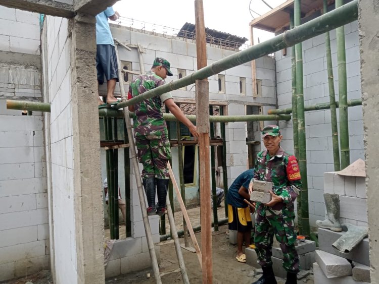 Babinsa Gotong Royong bantu Rehab Rumah Warga