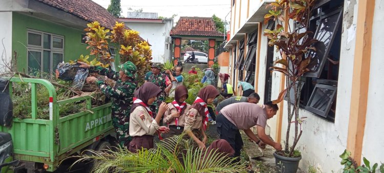 Koramil 01 Banjarnegara Ajak Unsur Sekitar Untuk Peduli Kebersihan Lingkungan