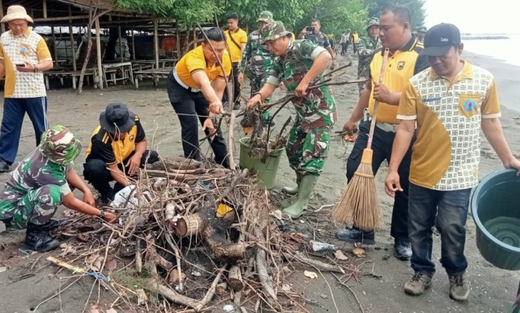 Jaga Kelestarian Lingkungan Kodim 0713 Brebes Bersihkan Pantai bersama Stakeholder