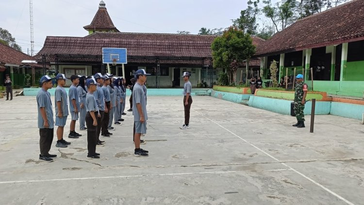 Babinsa memberikan materi Latihan Dasar Kepemimpinan di SMP Negeri 2 Punggelan