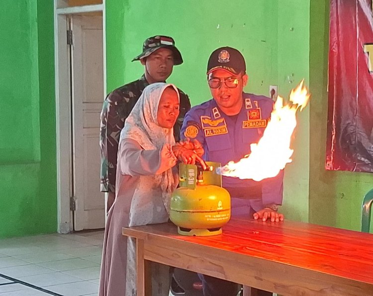 Ibu-Ibu PKK Desa Cikuya Dilatih Sigap Hadapi Kebakaran